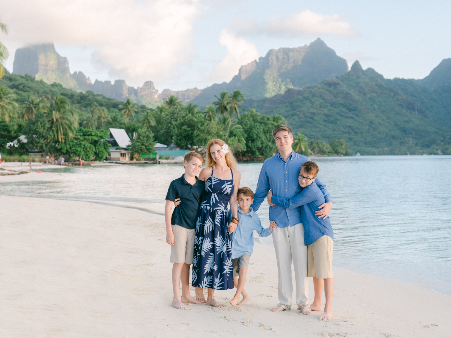 Family formal photoshoot on the beach (Moorea island)
